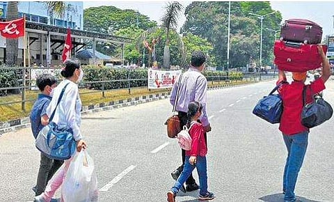 തിരുവനന്തപുരത്ത് പണിമുടക്കിനെ തുടര്‍ന്ന് നടന്നുപോകുന്ന നാലംഗ കുടുംബം, ഫോട്ടോ: എക്‌സ്പ്രസ്‌