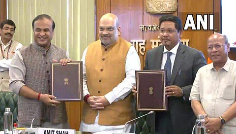 അസം, മേഘാലയ മുഖ്യമന്ത്രിമാര്‍ കരാറില്‍ ഒപ്പിട്ടശേഷം/ എഎന്‍ഐ ചിത്രം