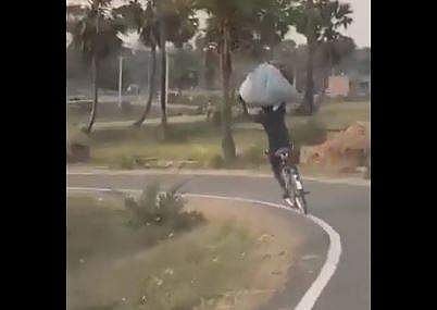 യുവാവിന്റെ സാഹസികമായ സൈക്കിള്‍ ചവിട്ടല്‍