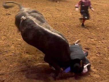 കാള കുത്തുന്നതിനിടെ മകനെ രക്ഷിക്കുന്ന അച്ഛന്‍ വീഡിയോ ദൃശ്യം