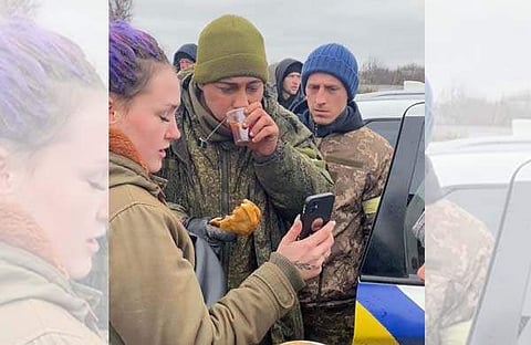 റഷ്യന്‍ സൈനികനെ യുക്രൈനികള്‍ സല്‍ക്കരിക്കുന്നു/ വിഡിയോ ദൃശ്യം