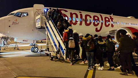 ഇന്ത്യയിലേക്ക് മടങ്ങുന്ന വിദ്യാര്‍ഥികള്‍