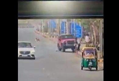 നടപ്പാതയിലൂടെ നടന്നുപോകുന്ന വഴിയാത്രക്കാരനെ കാര്‍ ഇടിച്ചുതെറിപ്പിക്കുന്ന ദൃശ്യം