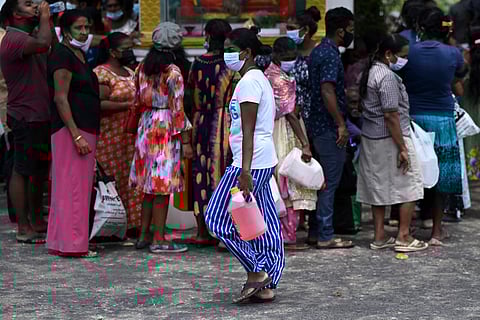 കൊളംബോയില്‍ മണ്ണെണ്ണയ്ക്കായി ക്യൂ നില്‍ക്കുന്നവര്‍/എഎഫ്പി
