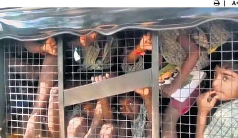 ഓട്ടോയില്‍ വിദ്യാര്‍ഥികളെ കുത്തിനിറച്ചനിലയില്‍, വീഡിയോ സ്‌ക്രീന്‍ഷോട്ട്‌