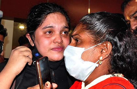 അശ്വതി ഷാജി അമ്മയ്‌ക്കൊപ്പം നെടുമ്പാശ്ശേരി വിമാനത്താവളത്തില്‍/എ സനേഷ്‌