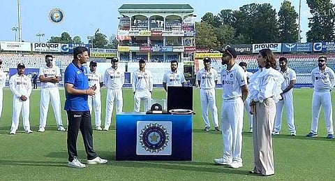 കോഹ് ലിയെ ആദരിക്കുന്നു/ ട്വിറ്റർ ചിത്രം