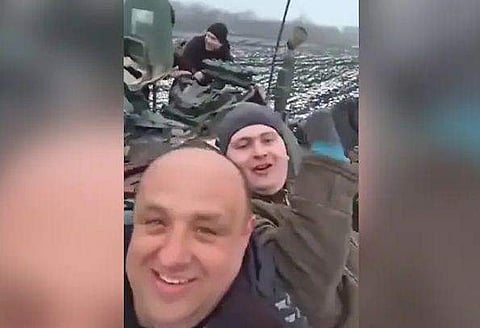 യുക്രൈനിയൻ പൗരന്മാർ റഷ്യൻ യുദ്ധടാങ്കിൽ/  ട്വിറ്റർ ചിത്രം