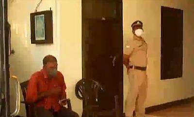 ഹോട്ടല്‍ മുറിയില്‍ പൊലീസ് പരിശോധന നടത്തുന്നു