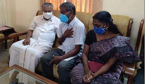 ധീരജിന്റെ കുടുംബത്തെ മുഖ്യമന്ത്രി സന്ദര്‍ശിക്കുന്നു, ഫെയ്‌സ്ബുക്ക്
