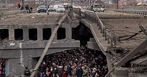 യുക്രൈനില്‍ പലായനം ചെയ്യാന്‍ കാത്തുനില്‍ക്കുന്ന പൗരന്മാര്‍, എപി