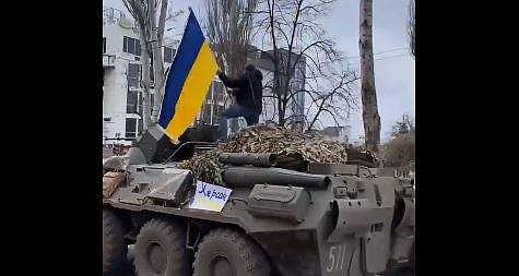 റഷ്യന്‍ ടാങ്കില്‍ ചാടിക്കയറി യുക്രൈന്‍ പതാക വീശുന്ന ദൃശ്യം