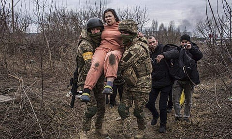 ഇർപിനിലെ പോരാട്ടപ്രദേശത്തു നിന്നും സ്ത്രീയെ ഒഴിപ്പിക്കുന്നു/ പിടിഐ