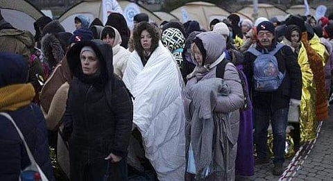 അതിര്‍ത്തിയില്‍ വാഹനം കാത്തുനില്‍ക്കുന്നവര്‍- എപി