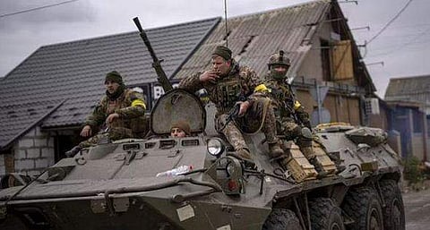 സൈനിക വാഹനത്തിൽ നീങ്ങുന്ന യുക്രൈൻ പട്ടാളം/ എപി