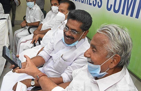 മുല്ലപ്പള്ളി രാമചന്ദ്രൻ ഉമ്മൻചാണ്ടിക്കും രമേശ് ചെന്നിത്തലക്കുമൊപ്പം/ ഫയൽ