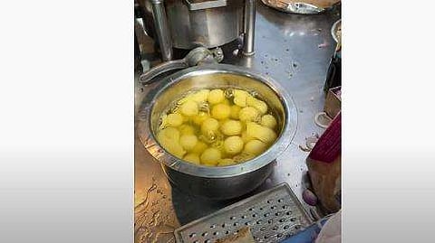 ഭീമന്‍ ഓംലെറ്റ് ഉണ്ടാക്കാന്‍ മുട്ടകള്‍ പൊട്ടിച്ച് ഒഴിച്ചപ്പോള്‍