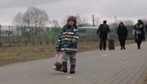 യുക്രൈന്‍ വിട്ട് പലായനം ചെയ്യുന്ന യുക്രൈന്‍ ബാലന്‍ കരയുന്ന ദൃശ്യം