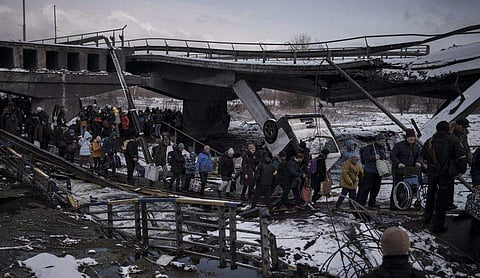 റഷ്യന്‍ ആക്രമണത്തില്‍ തകര്‍ന്ന ഇര്‍പിനില്‍ നിന്നും ജനങ്ങളെ ഒഴിപ്പിക്കുന്നു/ പിടിഐ