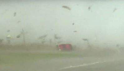 ചുഴലിക്കാറ്റില്‍പ്പെട്ട് തലകീഴായി മറിയുന്ന ട്രക്കിന്റെ ദൃശ്യം