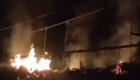 കൊല്ലത്ത് തൂക്കുപാലത്തിലെ തീ അണയ്ക്കുന്ന ദൃശ്യം