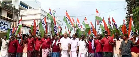 ഐഎന്‍ടിയുസി പ്രവര്‍ത്തകര്‍ വിഡി സതീശന് എതിരെ പ്രതിഷേധ മാര്‍ച്ച് നടത്തുന്നു/ടിവി ദൃശ്യം