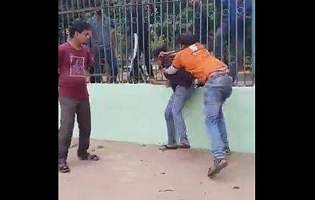 യുവതിയെ ഫുഡ് ഡെലിവറി ബോയ് മര്‍ദ്ദിക്കുന്ന ദൃശ്യം