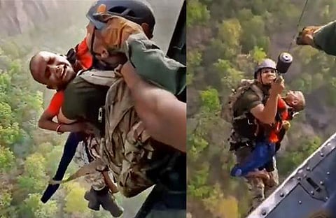 കേബിള്‍ കാറുകളില്‍ കുടുങ്ങിയവരെ ഹെലികോപ്റ്റര്‍ വഴി രക്ഷിക്കുന്നു/എയര്‍ ഫോഴ്‌സ് പുറത്തുവിട്ട വിഡിയോയില്‍നിന്നുള്ള ദൃശ്യം