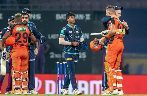 ജയിച്ച ഹൈദരാബാദ് താരങ്ങളെ അഭിനന്ദിക്കുന്ന ഗുജറാത്ത് ടീം/ ചിത്രം: പിടിഐ