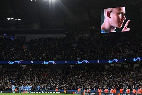 അത്‌ലറ്റിക്കോ മാഡ്രിഡിന് എതിരെ ഗോള്‍ നേടിയ ഡിബ്രുയ്‌നിന്റെ മുഖം ബിഗ് സ്‌ക്രീനില്‍/ഫോട്ടോ: എഎഫ്പി