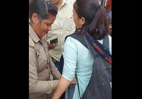 അധ്യാപികയെ പരിശോധിച്ച് തോക്ക് പിടിച്ചെടുക്കുന്ന യുപി പൊലീസിന്റെ ദൃശ്യം