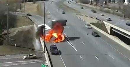 കാറുമായി കൂട്ടിയിടിച്ച് ട്രക്ക് നിന്ന് കത്തുന്ന ദൃശ്യം