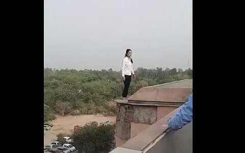 യുവതി താഴോട്ടുചാടുന്നതിന്റെ വീഡിയോദൃശ്യം