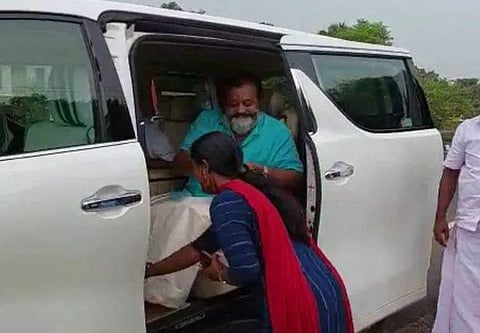 സുരേഷ് ഗോപി വിഷുക്കൈനീട്ടം നല്‍കുന്നതിന്റെ വീഡിയോ സ്‌ക്രീന്‍ഷോട്ട്‌