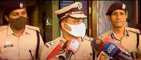 വിജയ് സാഖറെ മാധ്യമങ്ങളോട് സംസാരിക്കുന്നു/ ടെലിവിഷന്‍ ദൃശ്യം