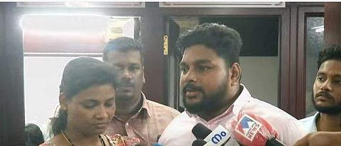 ജോയ്‌സ്‌നയും ഷെജിനും മാധ്യമങ്ങളോട് സംസാരിക്കുന്നു/ ടിവി ദൃശ്യം