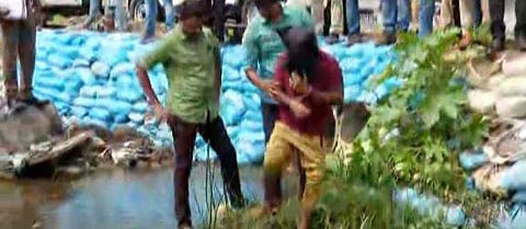 പ്രതികളുമായി പൊലീസ് തെളിവെടുപ്പ് നടത്തുന്നു/വീഡിയോ സ്‌ക്രീന്‍ഷോട്ട്‌