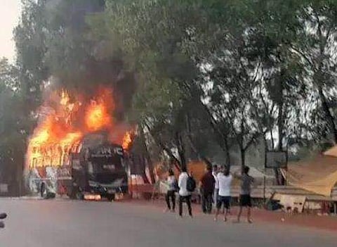 കണ്ണൂരില്‍ നിന്ന് ഗോവയിലേക്ക് ട്രിപ്പ്, വിദ്യാര്‍ഥികളുടെ യാത്രക്കിടെ ബസിന് തീപിടിച്ചു