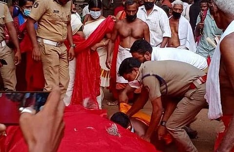 കോഴിയെ ബലിയറുത്തവരെ പൊലീസ് പിടികൂടുന്നു