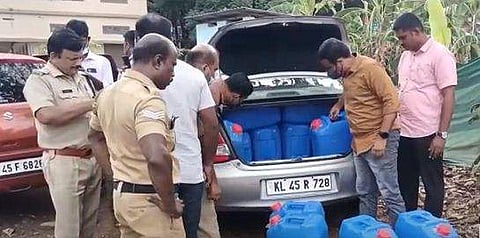 പൊലീസ് സ്പിരിറ്റ് പിടികൂടിയപ്പോള്‍/ ടിവി ദൃശ്യം