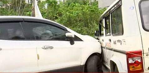 പൊലീസ് വാഹനം കുറുകെയിട്ട് പ്രതികളെ പൊലീസ് പിടികൂടുന്നു /വീഡിയോ സ്‌ക്രീന്‍ഷോട്ട്‌