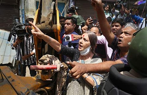 ജഹാംഗിര്‍പുരിയിലെ ഇടിച്ചുനിരത്തില്‍ തടയാന്‍ ബൃന്ദാ കാരാട്ട് എത്തിയപ്പോള്‍/പിടിഐ