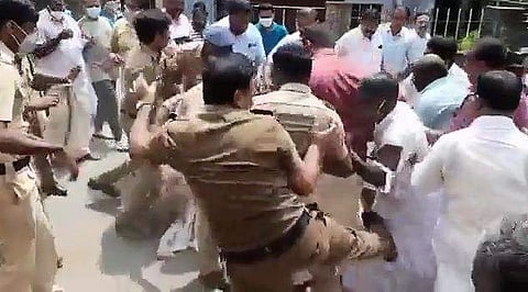 പ്രതിഷേധക്കാരെ പൊലീസ് നേരിടുന്നു/ വീഡിയോ ദൃശ്യത്തില്‍ നിന്ന്‌