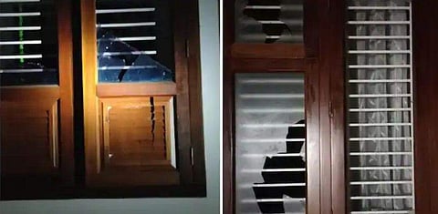 ആക്രമണത്തില്‍ വീടിന്റെ ജനല്‍ച്ചില്ലുകള്‍ തകര്‍ന്ന നിലയില്‍/ ടിവി ദൃശ്യം