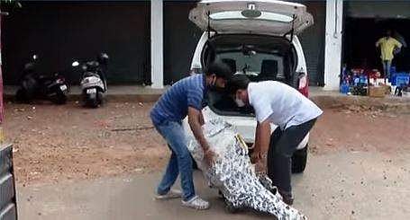 65 കിലോമാത്രം ഭാരം; പുല്ലുവെട്ട് യന്ത്രത്തിന് കയറ്റിറക്ക് കൂലി ചോദിച്ച് സിഐടിയു, തടഞ്ഞുവെച്ചു