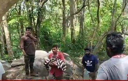 മരിച്ച കുഞ്ഞിന്റെ മൃതദേഹവുമായി വനം വകുപ്പ് ഉദ്യോഗസ്ഥര്‍/ ടെലിവിഷന്‍ ചിത്രം