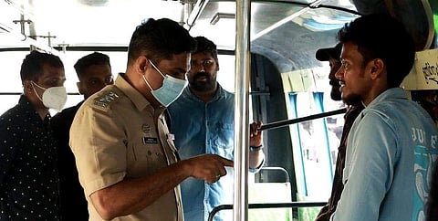 പൊലീസ് ബസിനുള്ളില്‍ പരിശോധന നടത്തുന്നു