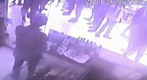 കാട്ടാക്കടയില്‍ യുവാക്കളും വിദ്യാര്‍ഥികളും തമ്മില്‍ ഏറ്റുമുട്ടിയതിന്റെ സിസിടിവി ദൃശ്യം