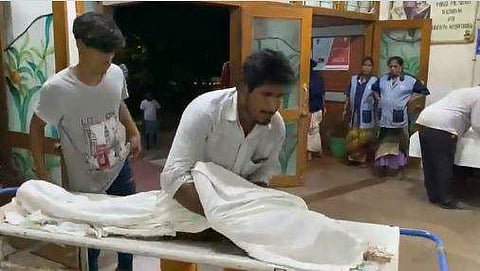 ആംബുലന്‍സ് നിഷേധിച്ചതിനെ തുടര്‍ന്ന് കുഞ്ഞിന്റെ മൃതദേഹം സ്‌ട്രെച്ചറില്‍ നിന്ന് എടുക്കുന്ന അച്ഛന്റെ ദൃശ്യം