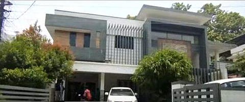 വൈസ് ചെയര്‍മാന്റെ വീട്ടില്‍ കസ്റ്റംസ് പരിശോധന നടത്തുന്നു/ ടി വി ദൃശ്യം